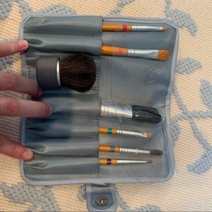 Compact makeup brush set